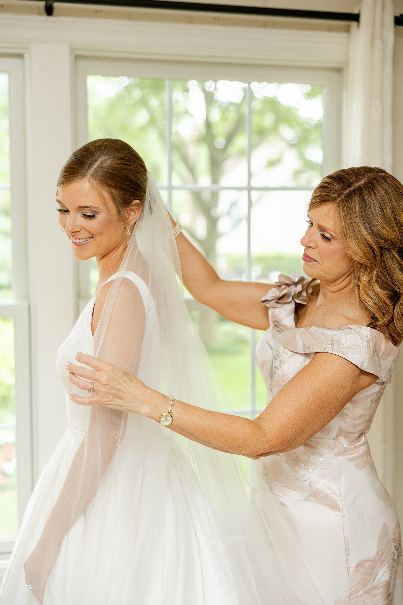 Oak Brook Hills Resort wedding day in Oak Brook, Illinois with Chicagoland wedding photographer Jillian Photography.