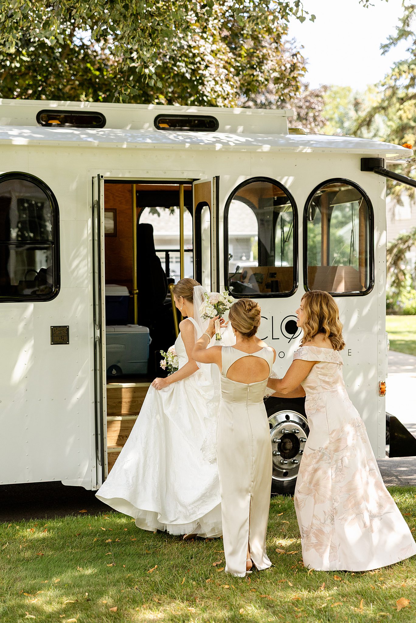 Oak Brook Hills Resort wedding day in Oak Brook, Illinois with Chicagoland wedding photographer Jillian Photography.