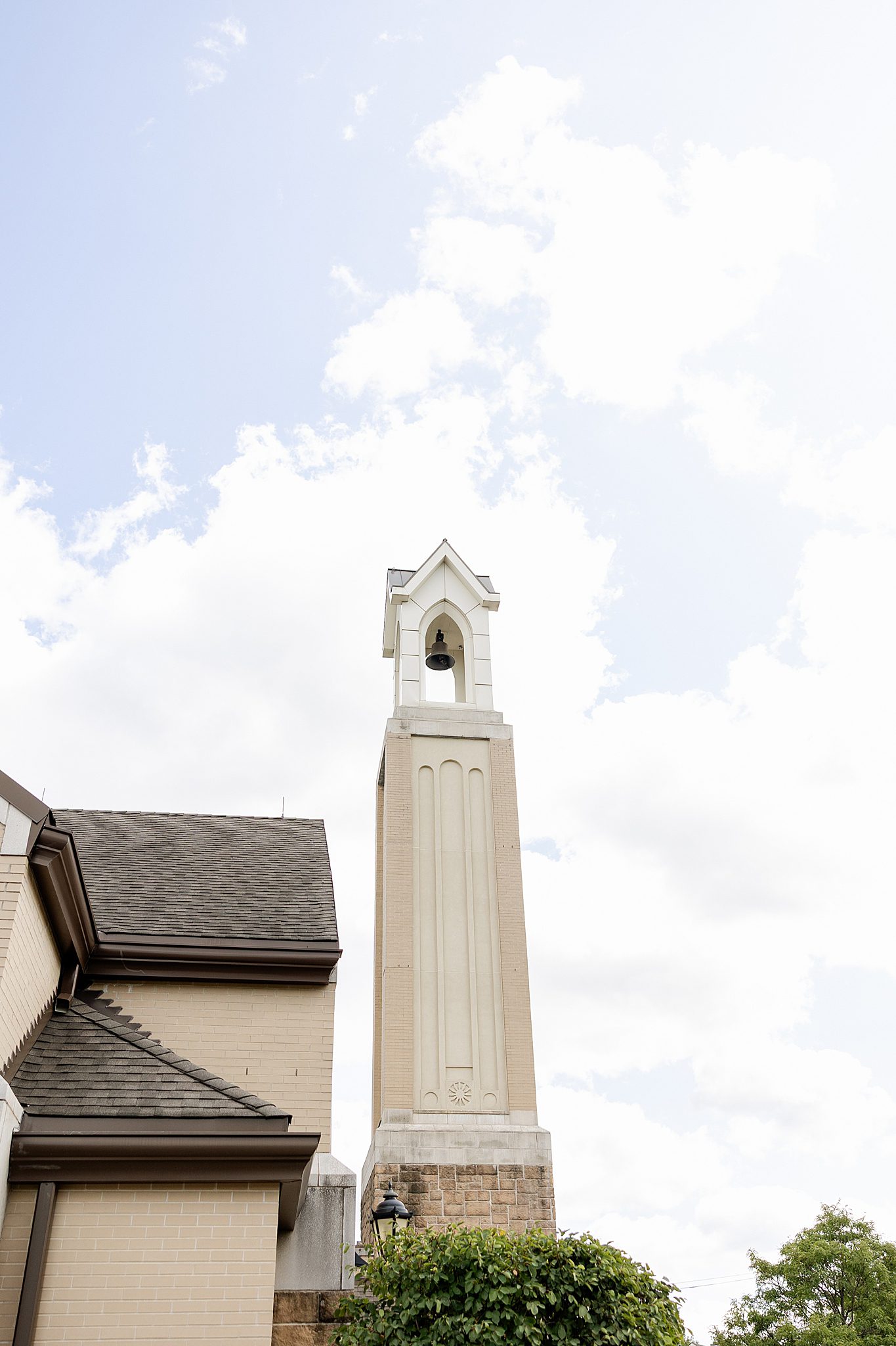 Oak Brook Hills Resort wedding day in Oak Brook, Illinois with Chicagoland wedding photographer Jillian Photography.