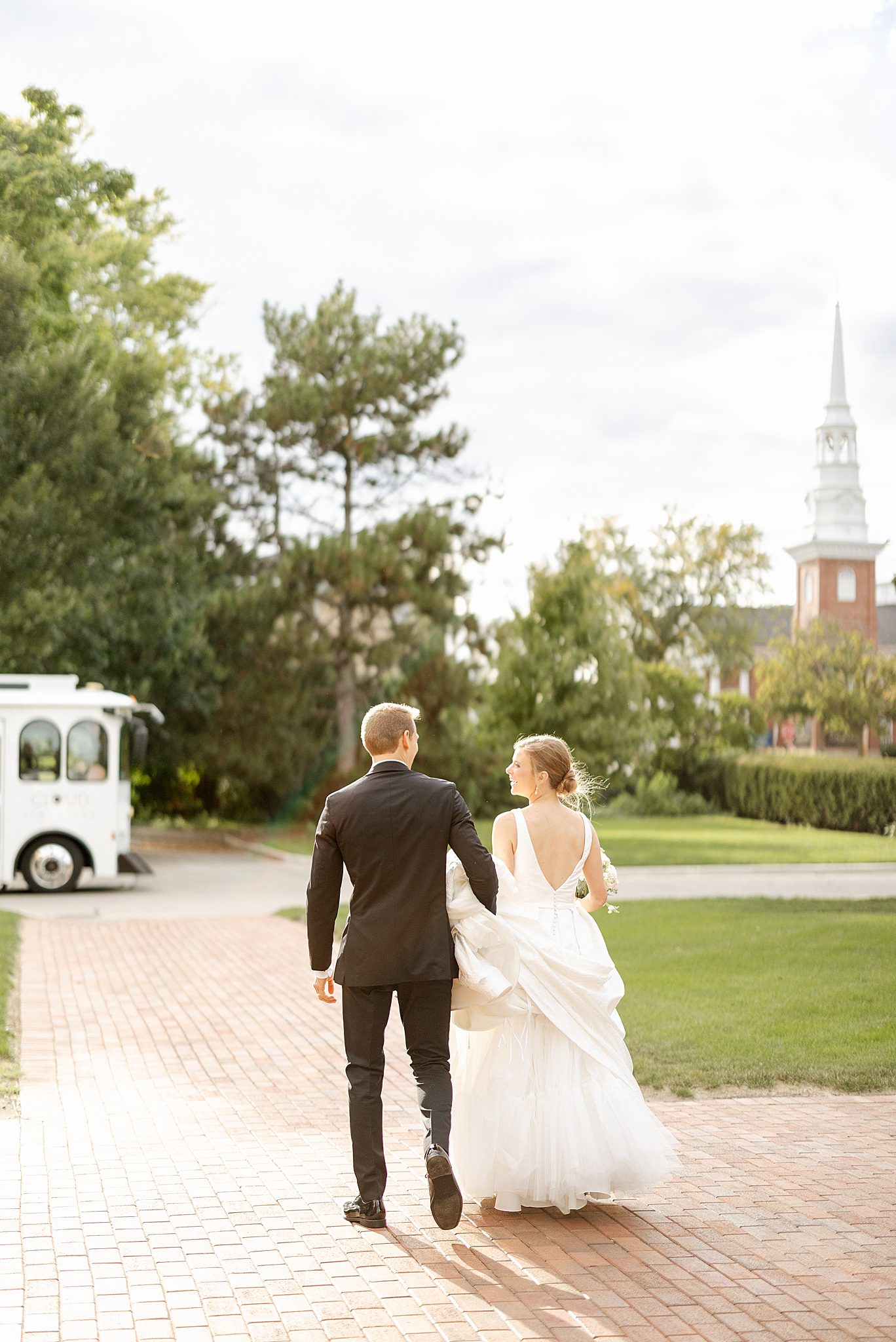 Oak Brook Hills Resort wedding day in Oak Brook, Illinois with Chicagoland wedding photographer Jillian Photography.
