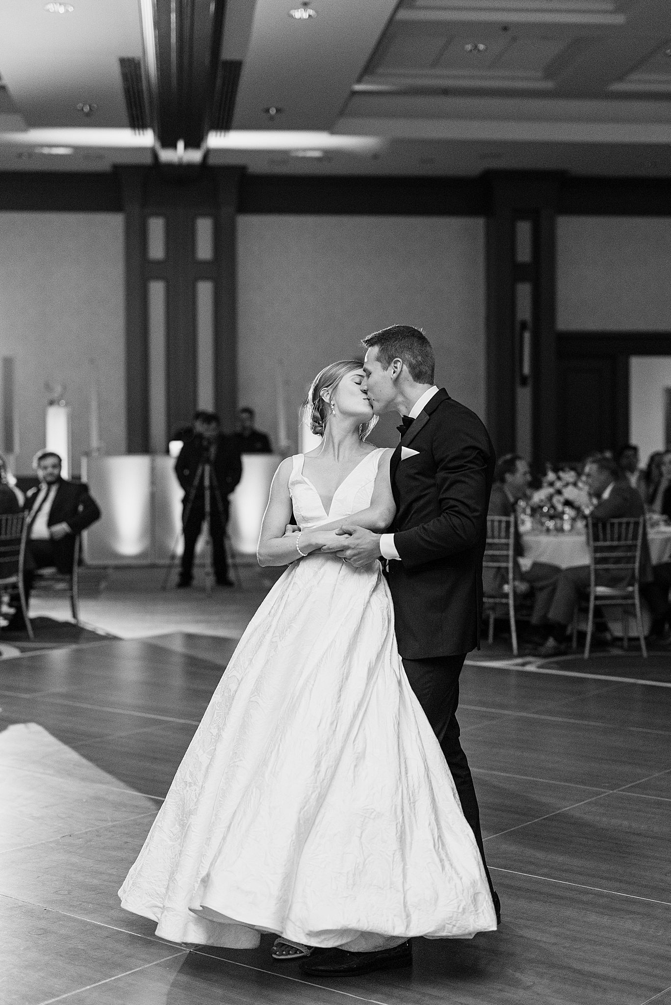 Oak Brook Hills Resort wedding day in Oak Brook, Illinois with Chicagoland wedding photographer Jillian Photography.