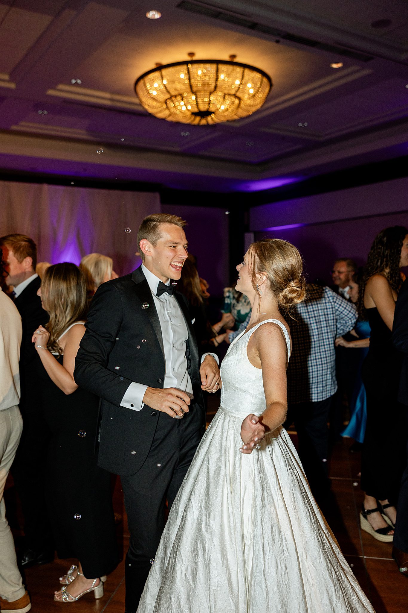 Oak Brook Hills Resort wedding day in Oak Brook, Illinois with Chicagoland wedding photographer Jillian Photography.