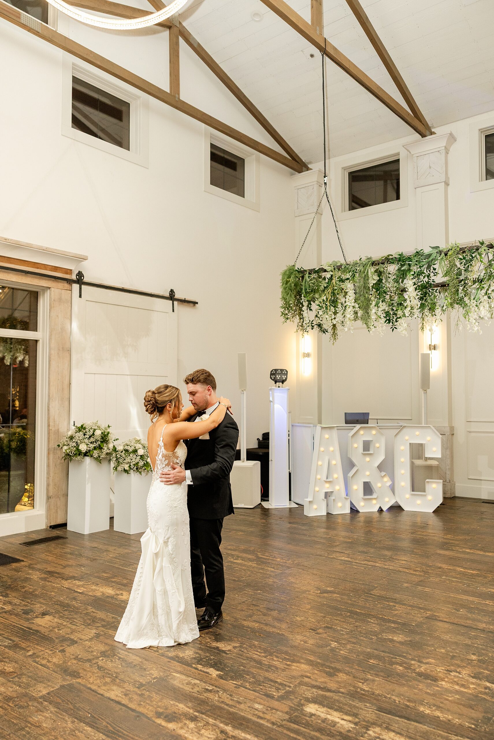 The Farmhouse Plainfield wedding day in Plainfield, Illinois with Chicagoland wedding photographer Jillian Photography.