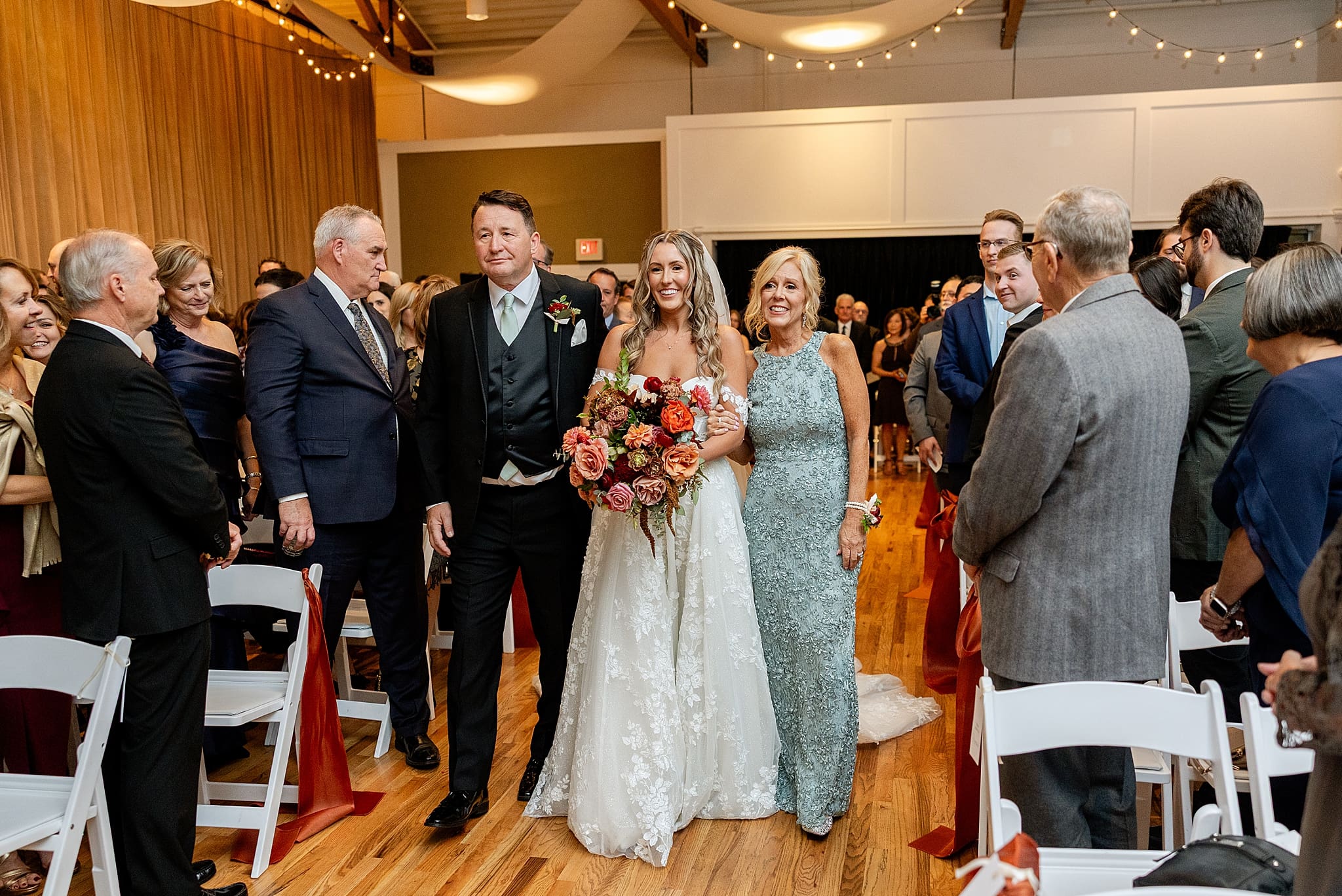 Fall Metropolis Ballroom wedding day in Arlington Heights, Illinois with Chicagoland wedding photographer Jillian Photography.